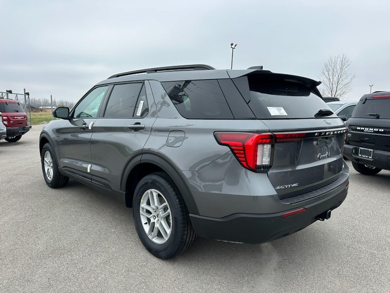 Ford Explorer Vehicle Full-screen Gallery Image 3