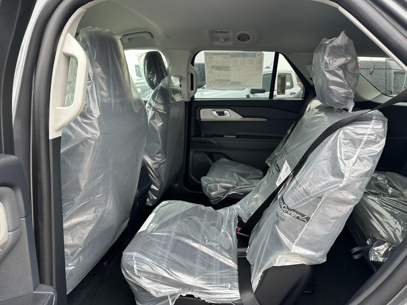 Ford Explorer Vehicle Full-screen Gallery Image 4