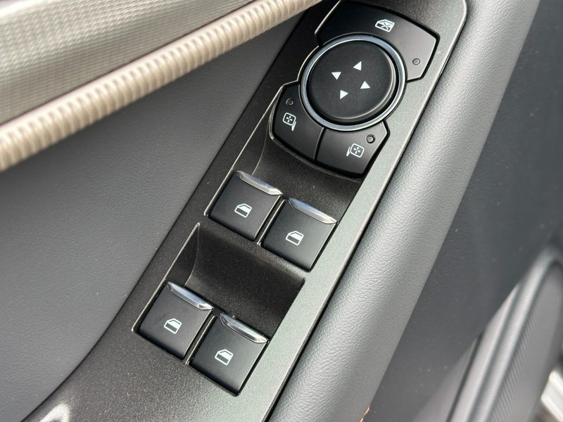 Ford Explorer Vehicle Full-screen Gallery Image 9