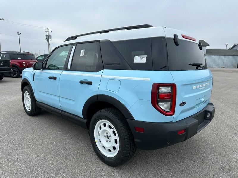 Ford Bronco Sport Vehicle Full-screen Gallery Image 3