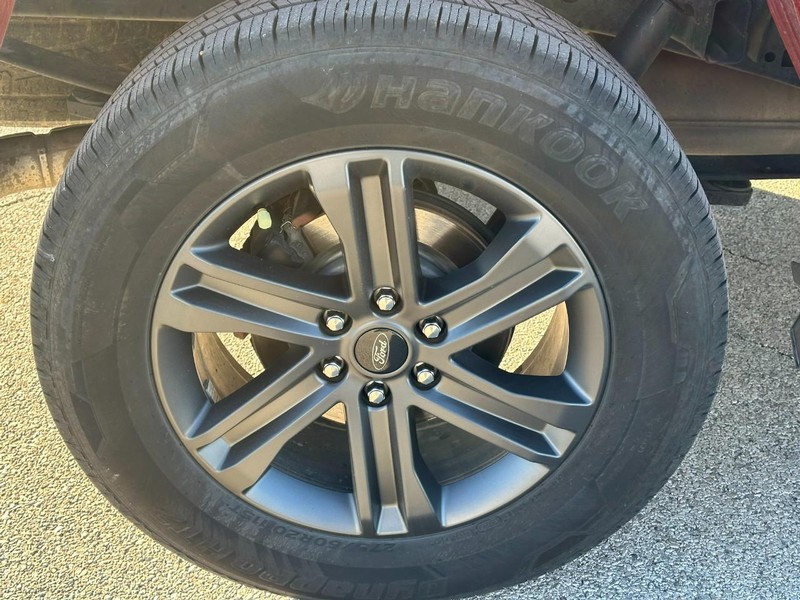 Ford F-150 Vehicle Full-screen Gallery Image 7