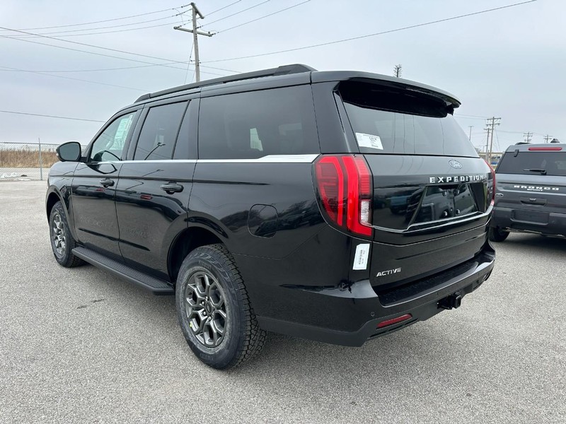 Ford Expedition Vehicle Full-screen Gallery Image 3