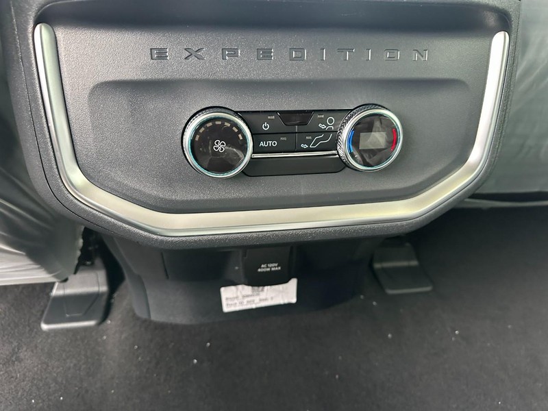 Ford Expedition Vehicle Full-screen Gallery Image 6