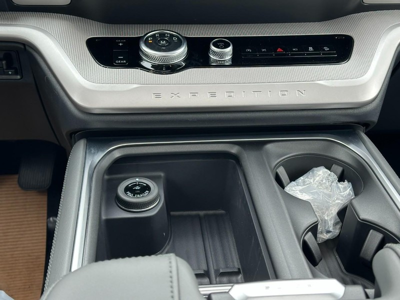 Ford Expedition Vehicle Full-screen Gallery Image 10