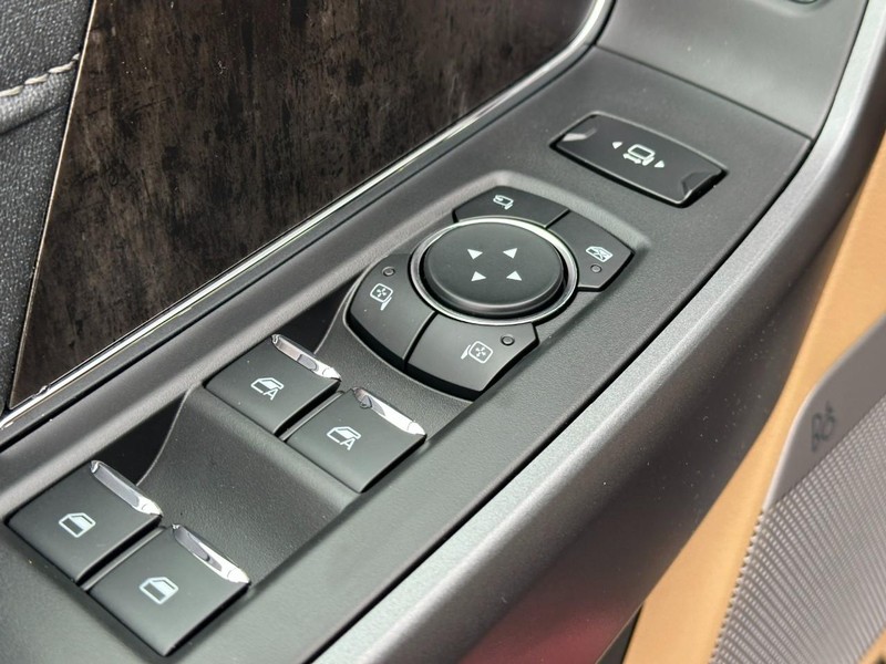 Ford Super Duty F-350 SRW Vehicle Full-screen Gallery Image 9