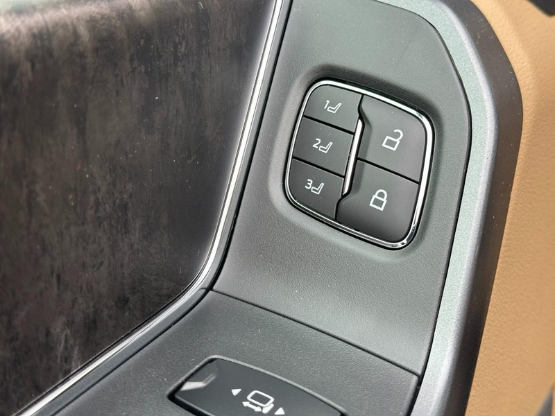 Ford Super Duty F-350 SRW Vehicle Full-screen Gallery Image 10