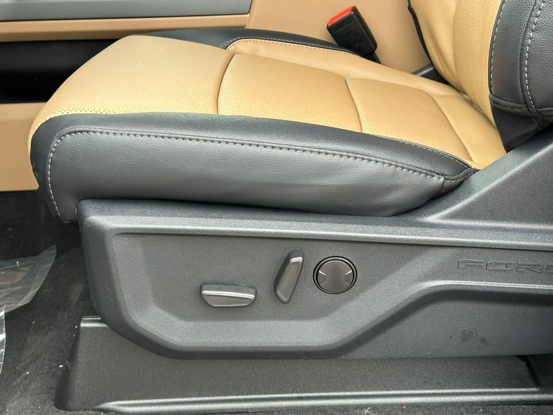 Ford Super Duty F-350 SRW Vehicle Full-screen Gallery Image 11