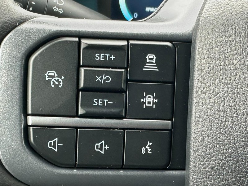 Ford Super Duty F-350 SRW Vehicle Full-screen Gallery Image 12