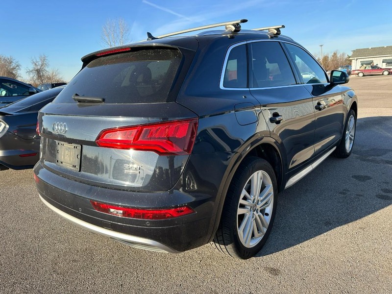 Audi Q5 Vehicle Full-screen Gallery Image 03