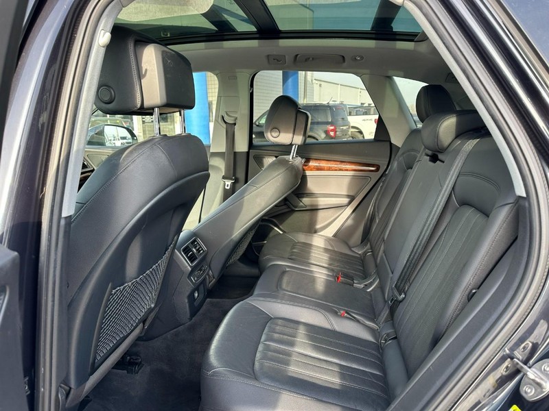 Audi Q5 Vehicle Full-screen Gallery Image 10