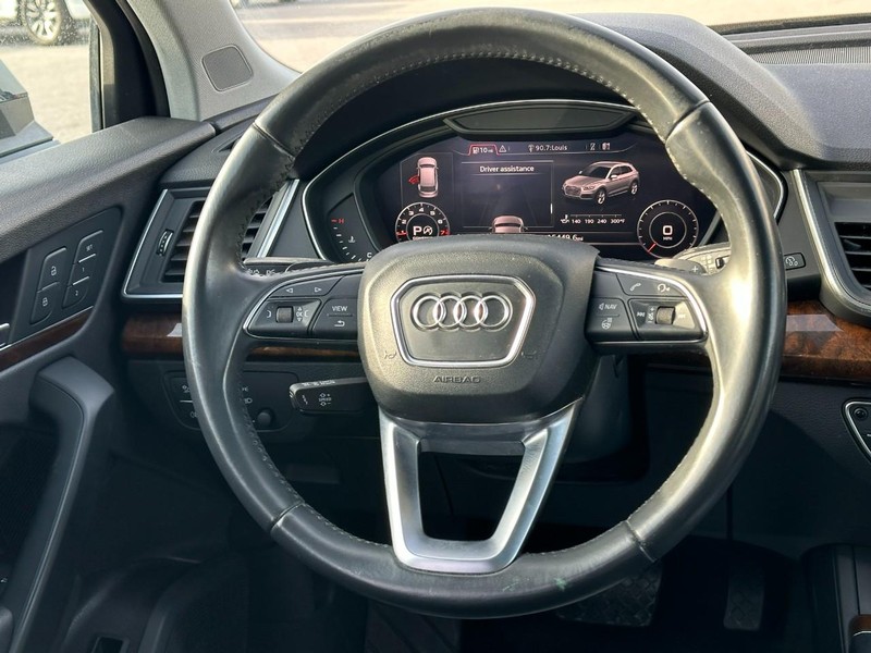 Audi Q5 Vehicle Full-screen Gallery Image 13