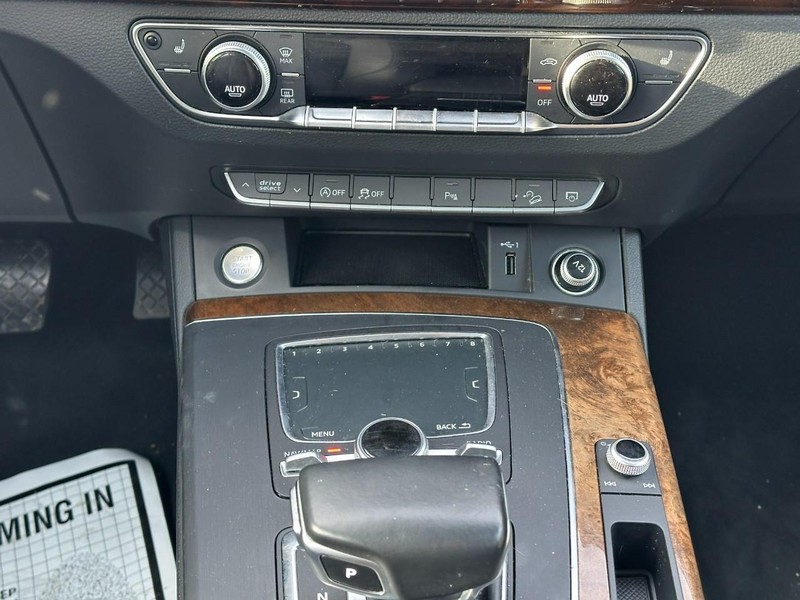 Audi Q5 Vehicle Full-screen Gallery Image 15