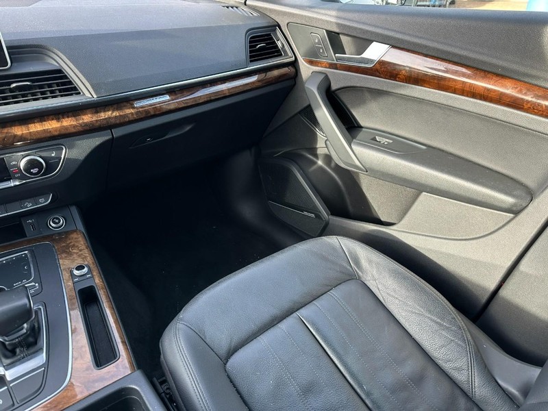 Audi Q5 Vehicle Full-screen Gallery Image 16