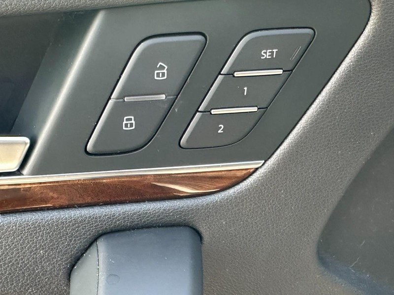 Audi Q5 Vehicle Full-screen Gallery Image 18