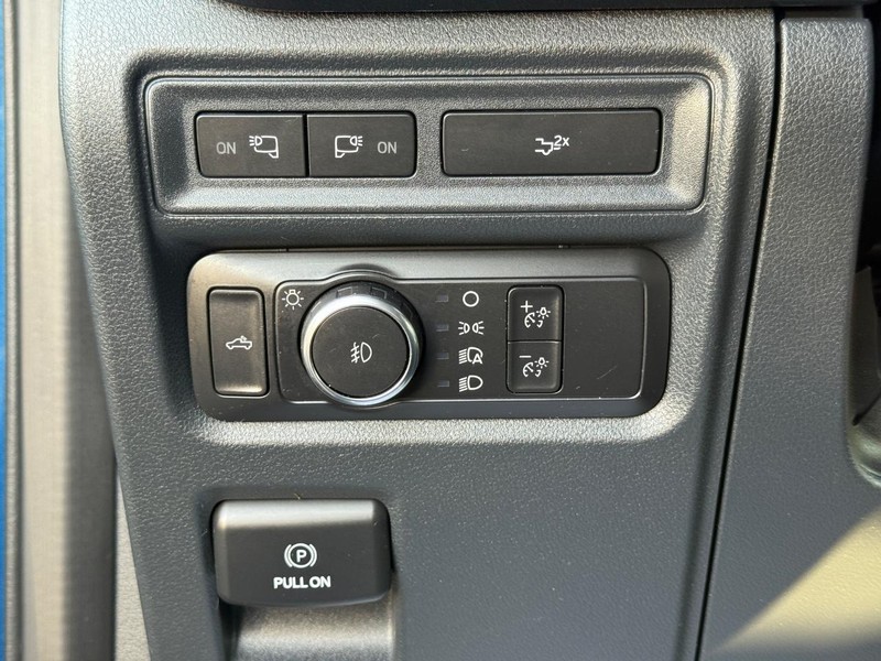 Ford F-150 Vehicle Full-screen Gallery Image 24