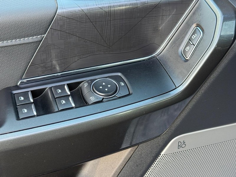 Ford F-150 Vehicle Full-screen Gallery Image 25