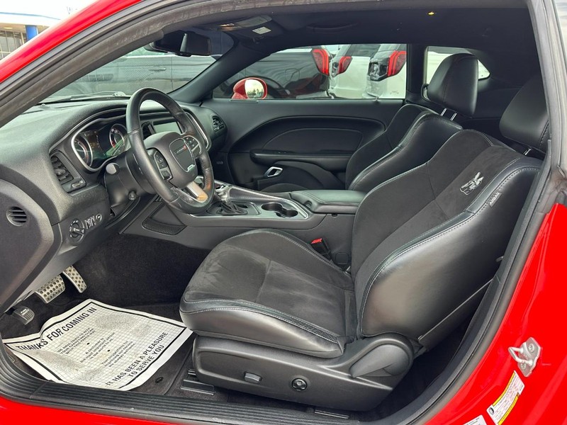 Dodge Challenger Vehicle Full-screen Gallery Image 10