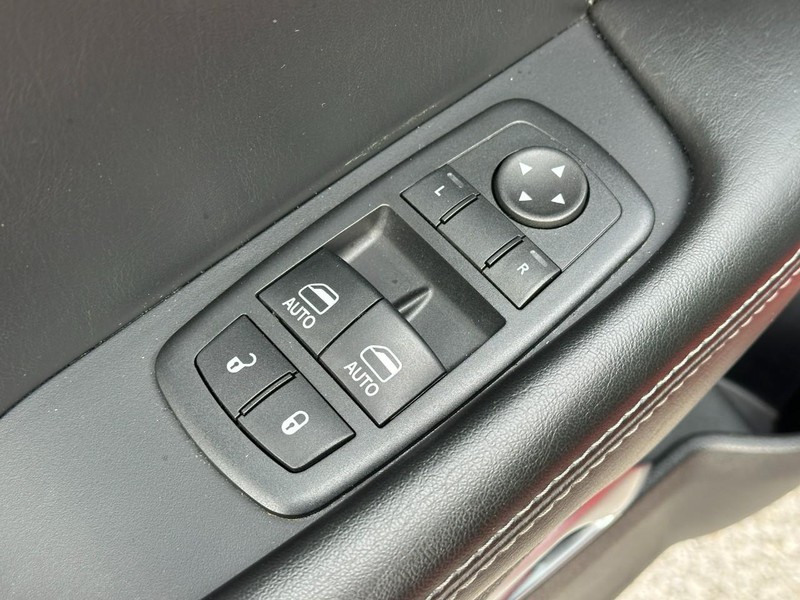 Dodge Challenger Vehicle Full-screen Gallery Image 13