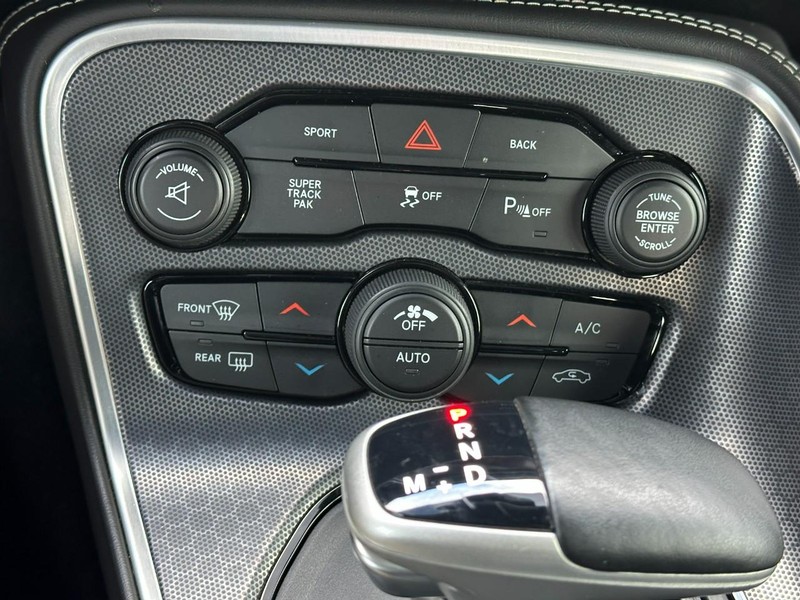 Dodge Challenger Vehicle Full-screen Gallery Image 20