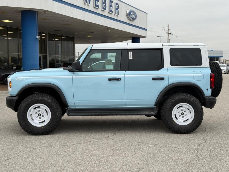 Ford Bronco Vehicle Full-screen Gallery Image 2