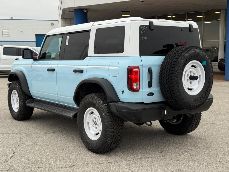 Ford Bronco Vehicle Full-screen Gallery Image 3