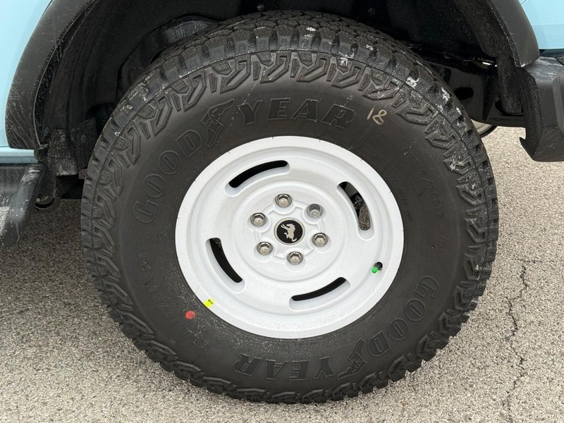 Ford Bronco Vehicle Full-screen Gallery Image 4