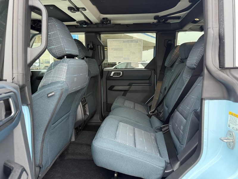 Ford Bronco Vehicle Full-screen Gallery Image 5