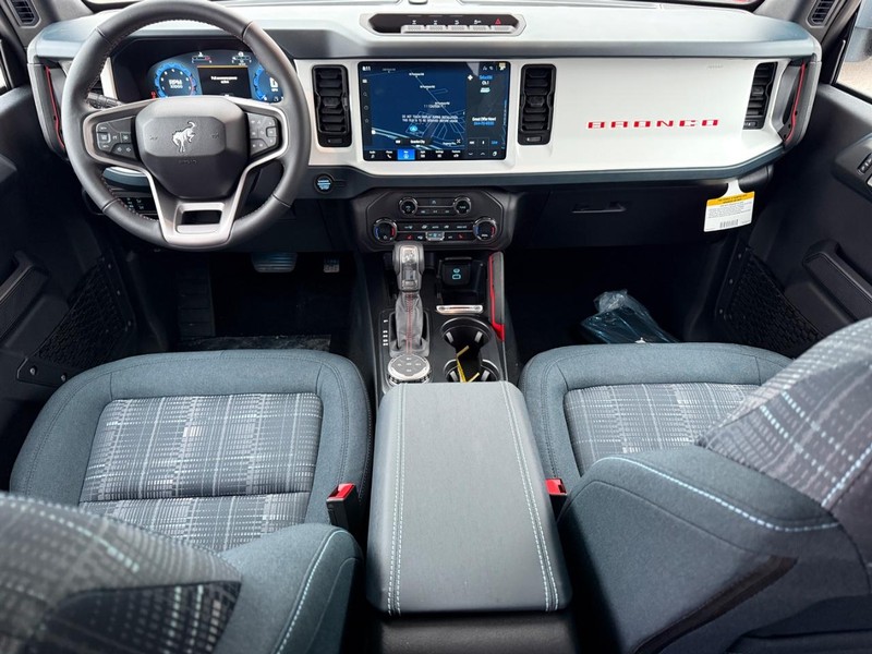 Ford Bronco Vehicle Full-screen Gallery Image 6