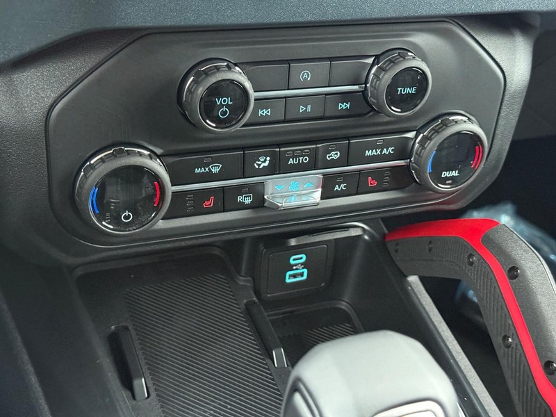 Ford Bronco Vehicle Full-screen Gallery Image 13