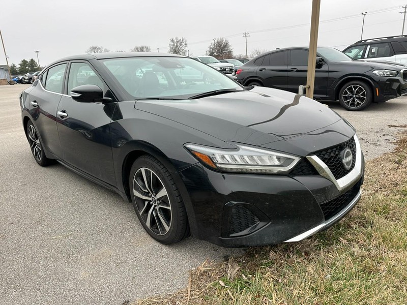 Nissan Maxima Vehicle Full-screen Gallery Image 2