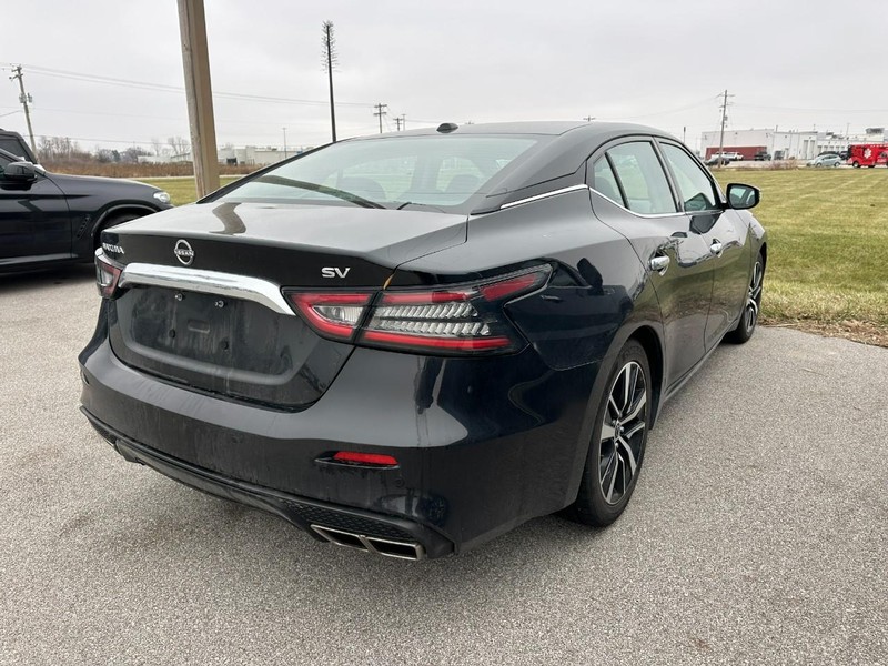 Nissan Maxima Vehicle Full-screen Gallery Image 3