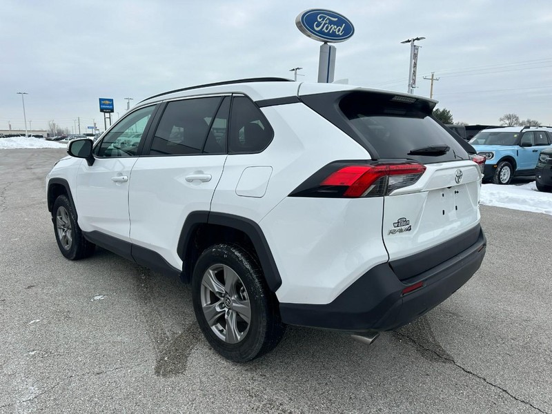 Toyota RAV4 Vehicle Full-screen Gallery Image 3