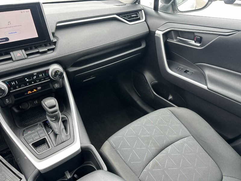 Toyota RAV4 Vehicle Full-screen Gallery Image 15