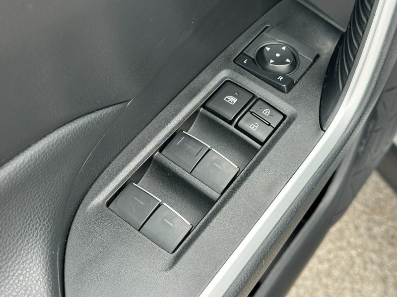 Toyota RAV4 Vehicle Full-screen Gallery Image 16