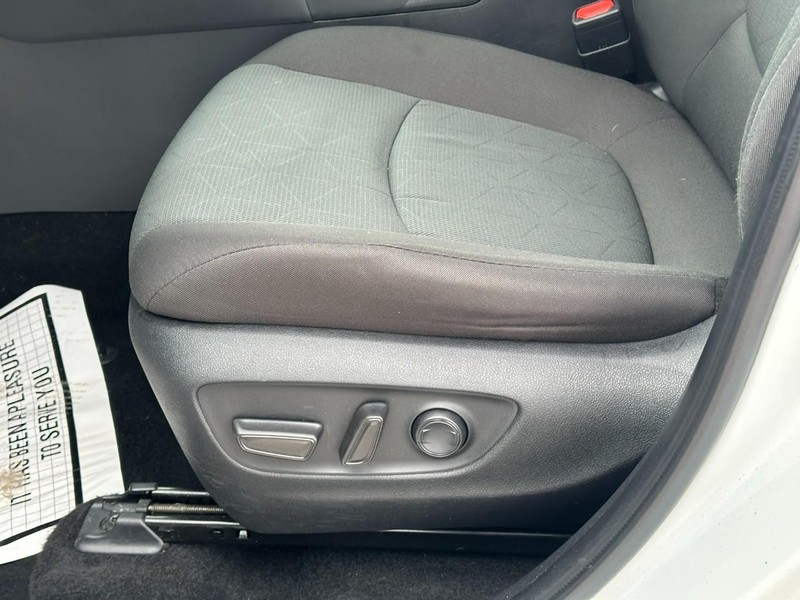 Toyota RAV4 Vehicle Full-screen Gallery Image 17