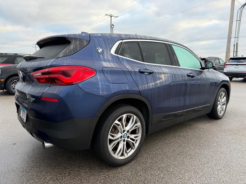 BMW X2 Vehicle Full-screen Gallery Image 02