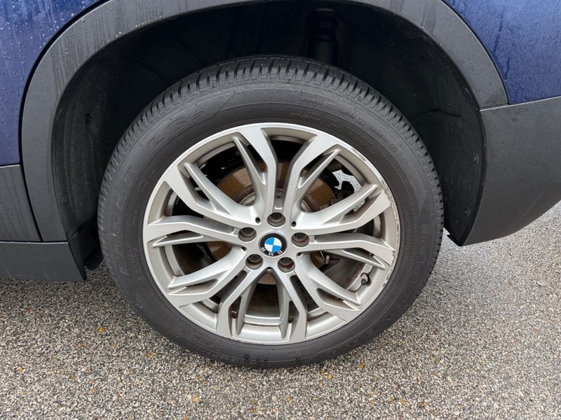 BMW X2 Vehicle Full-screen Gallery Image 04