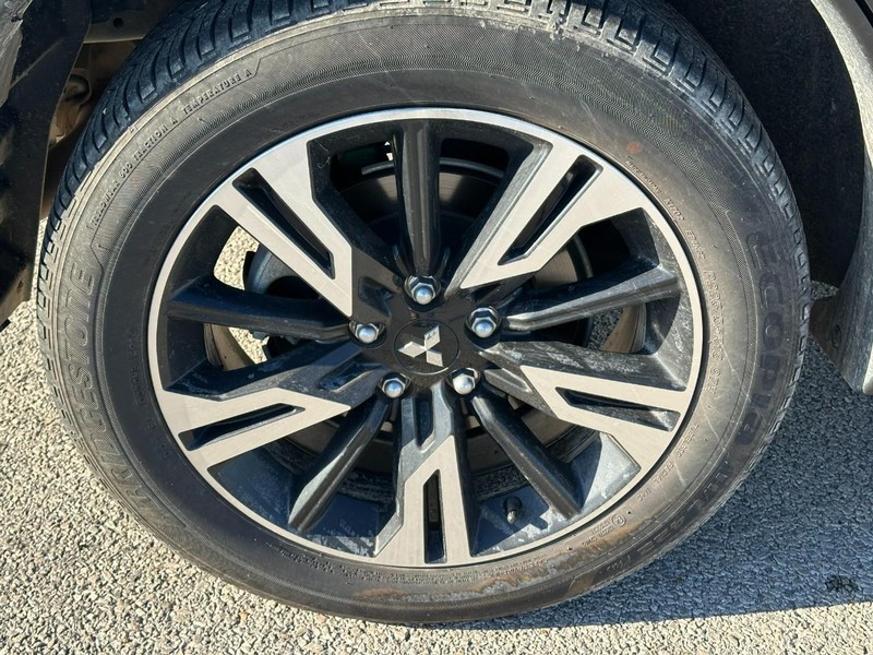 Mitsubishi Eclipse Cross Vehicle Full-screen Gallery Image 6