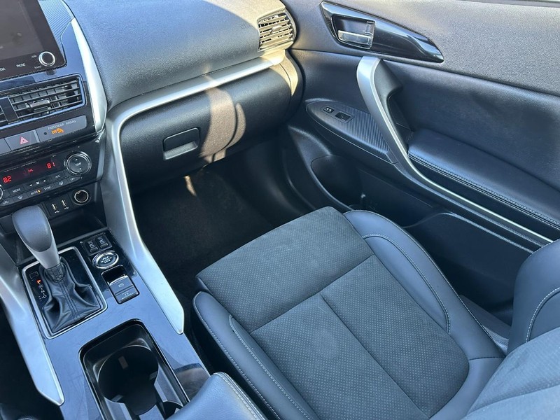 Mitsubishi Eclipse Cross Vehicle Full-screen Gallery Image 16