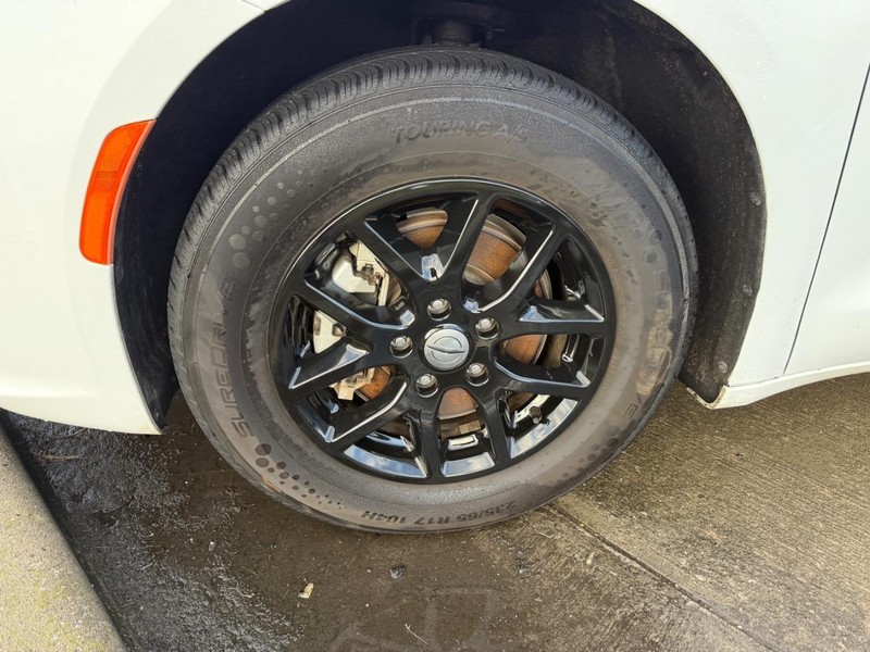 Chrysler Pacifica Vehicle Full-screen Gallery Image 02