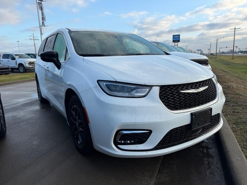 Chrysler Pacifica Vehicle Full-screen Gallery Image 05