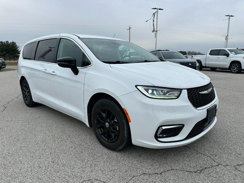 Chrysler Pacifica Vehicle Full-screen Gallery Image 08