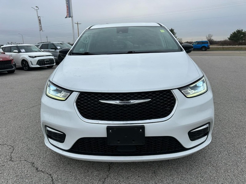 Chrysler Pacifica Vehicle Full-screen Gallery Image 09