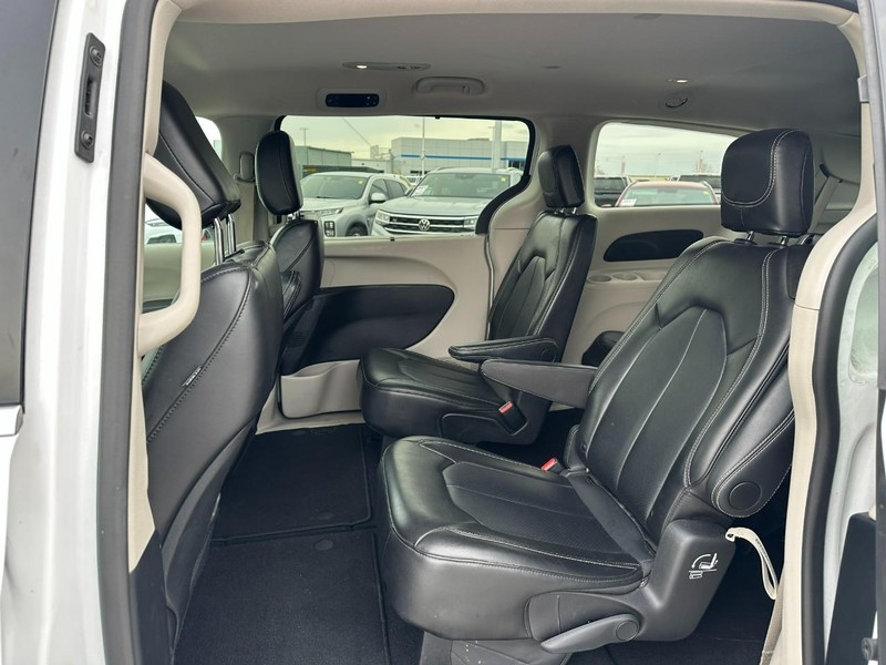 Chrysler Pacifica Vehicle Full-screen Gallery Image 10