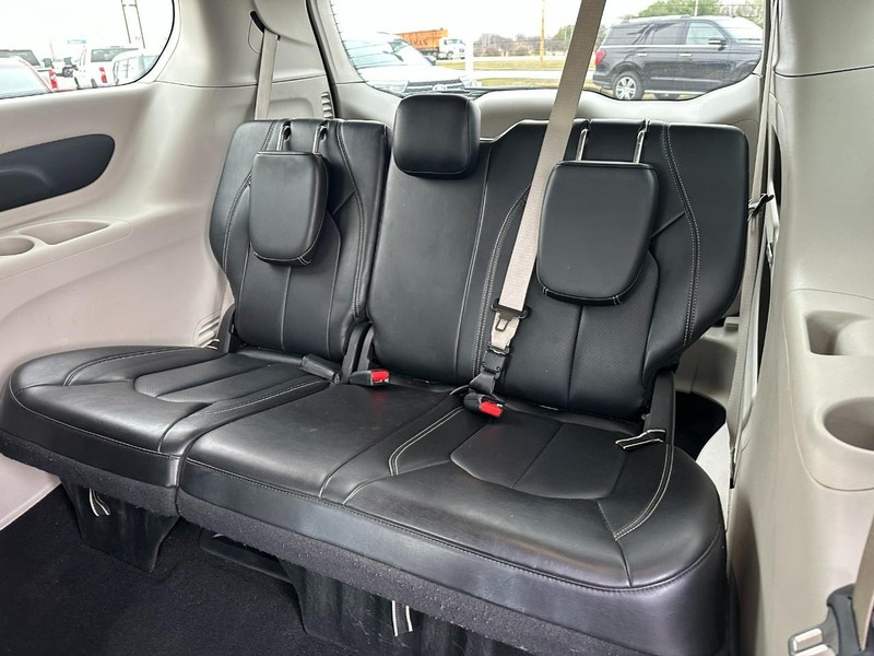 Chrysler Pacifica Vehicle Full-screen Gallery Image 11