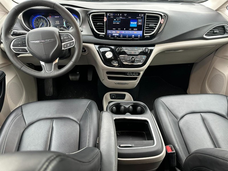 Chrysler Pacifica Vehicle Full-screen Gallery Image 12