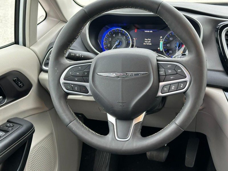 Chrysler Pacifica Vehicle Full-screen Gallery Image 13