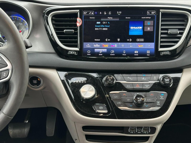 Chrysler Pacifica Vehicle Full-screen Gallery Image 14