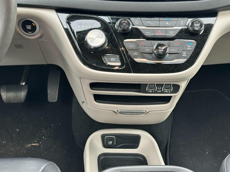 Chrysler Pacifica Vehicle Full-screen Gallery Image 15