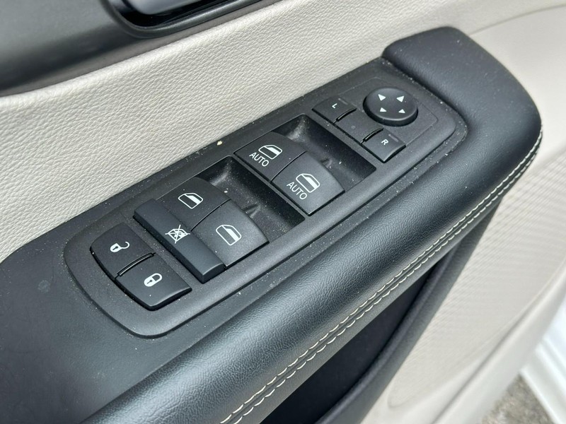 Chrysler Pacifica Vehicle Full-screen Gallery Image 17